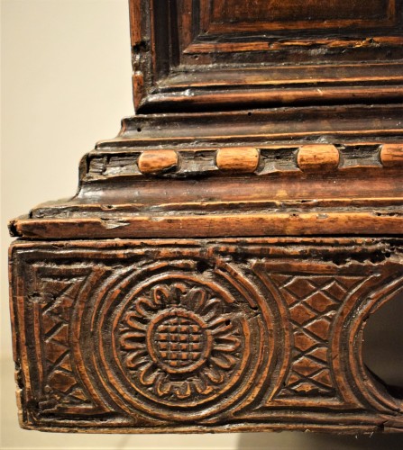 Louis XIV - Noble chest in carved and inlaid walnut. Venice, 17th century